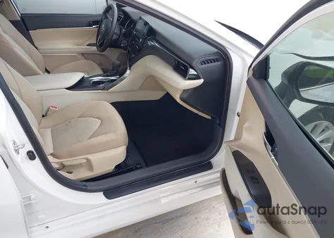 2021 Toyota Camry Le z USA, uszkodzony, nr VIN 4T1C11AK9MU584845